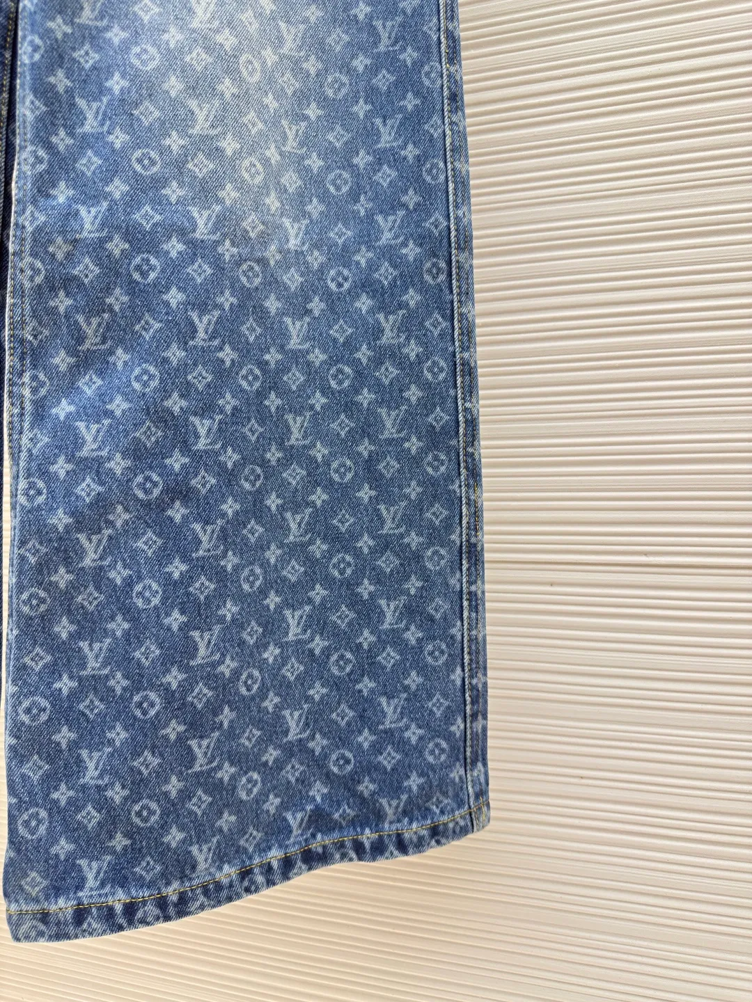 LOUIS VUITTON full-print flare jeans ●Authentic product: Purchased and developed by 19100 ●Item number: 1680090-B20 ●Fabric: denim fabric ●Technology: washed production ●Version: fitted version ●Weight: about 835 grams ●Size: 36-38-40-42 ●Description: Customized blue shadow encrypted cotton classic pattern denim, as moist as cotton, comfortable and skin-friendly, indigo elegance With a retro charm and modern fashion sense, the iconic Monogram pattern is laid out on it. Every part tells the glorious history and fashion heritage of Louis Vuitton, and its leisurely flared silhouette is the soul of these pants. It exudes a sense of high-end from the inside out. It is a stunning piece in the fashion feast. The overall wiring is straight and delicate, the fabric is comfortable and soft, and the color is consistent without color difference. It can be matched with the same style to create a fashionable look and control various occasions. Customized accessories, complete with three standards, same style for men and women!